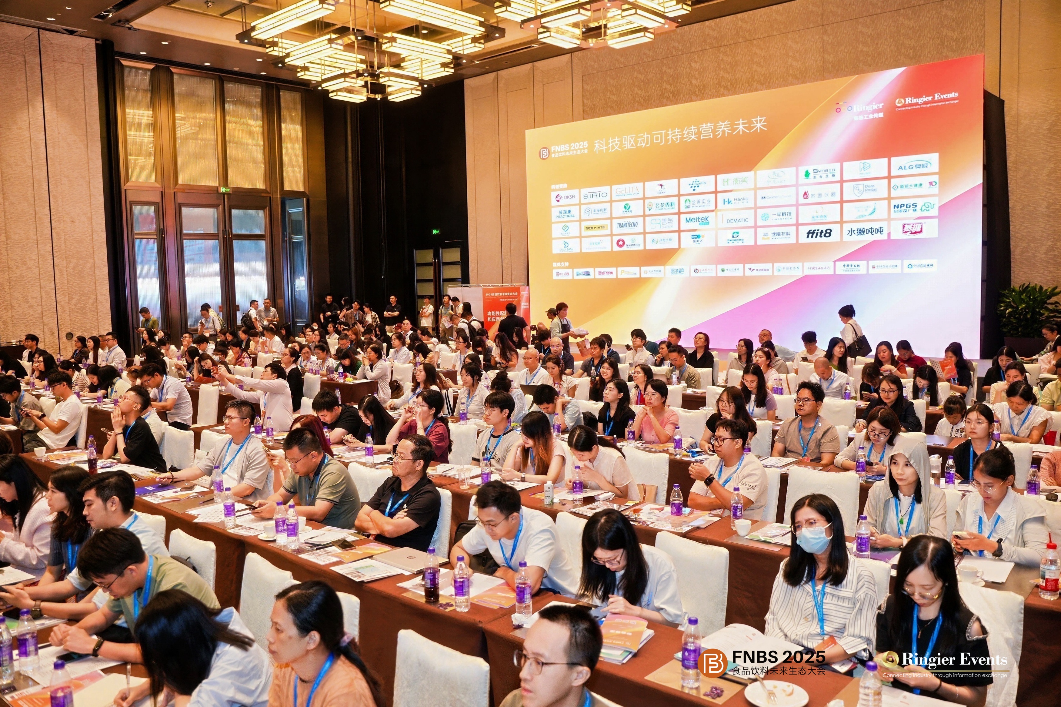 榮格展會(huì)現(xiàn)場(chǎng)圖2